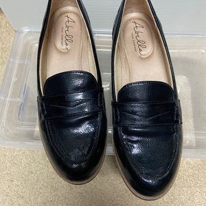 Black patent Abella true comfort loafers. Size 6. Wore a few times last winter.